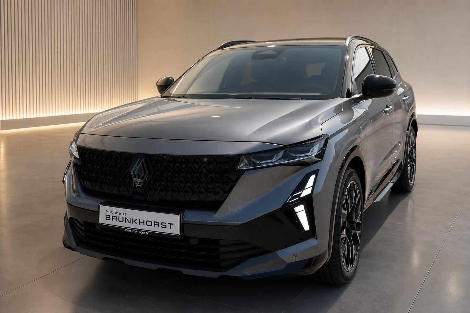 Renault Austral in Grau, Frontansicht schräg im Autohaus Brunkhorst