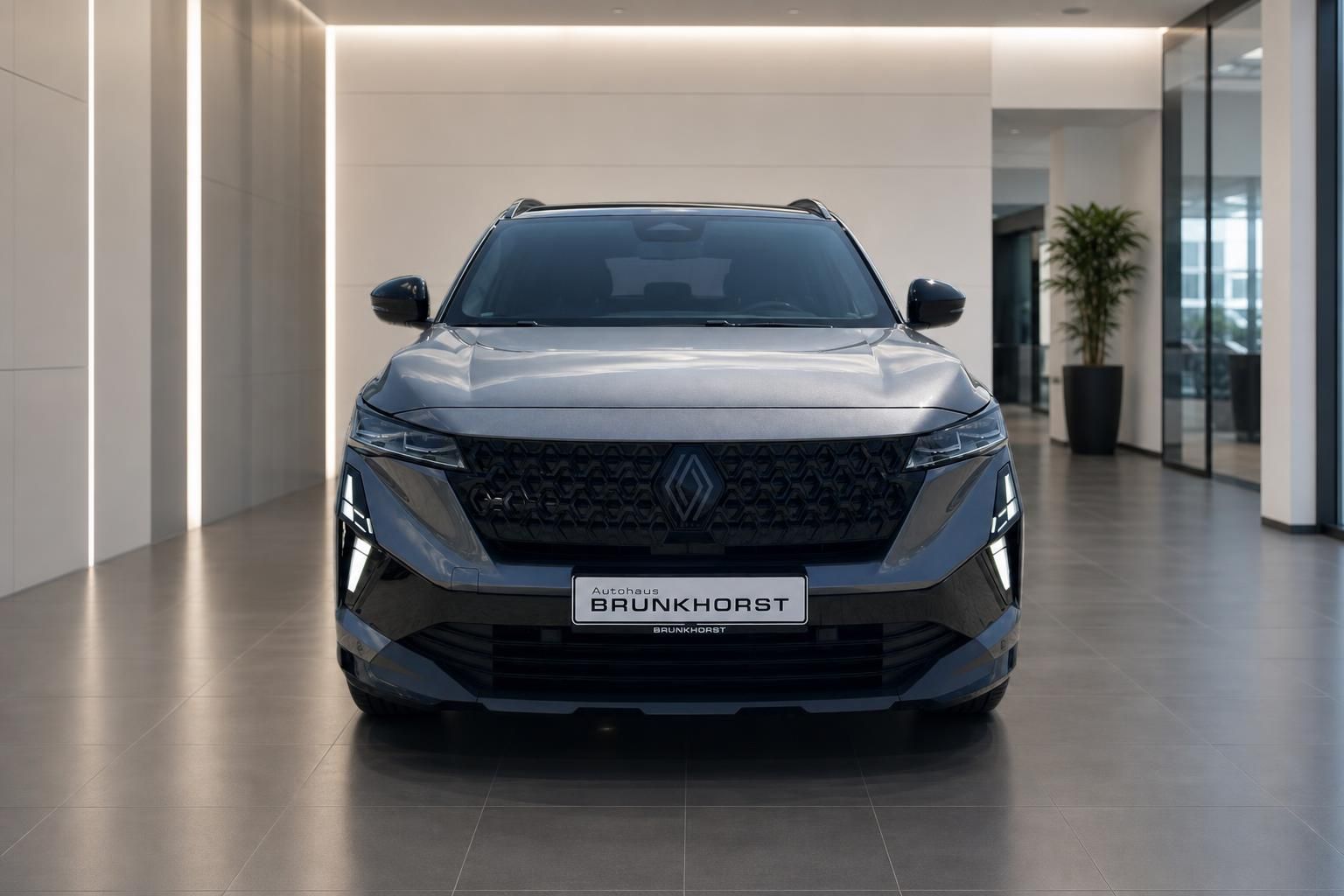Renault Austral grau metallic, Frontalansicht im Showroom