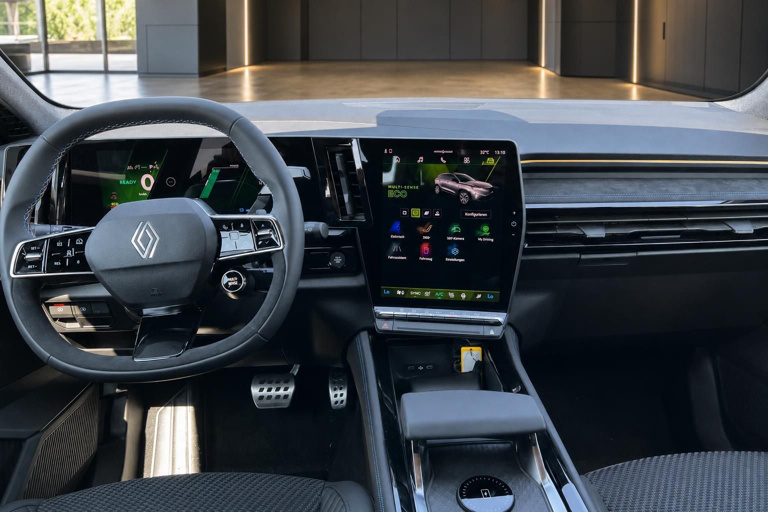 Renault Austral Innenraum, Cockpit mit Lenkrad und Touchscreen