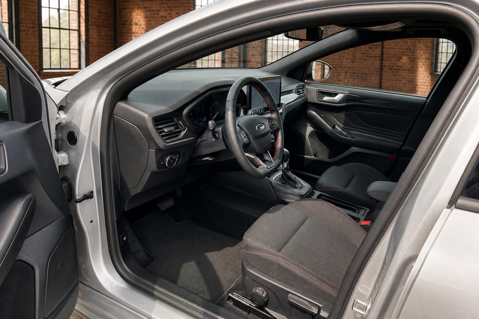 Ford Focus Innenraum mit Cockpit, Lenkrad und Sportsitzen