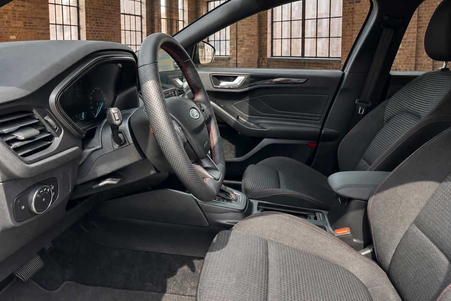 Ford Innenraum mit Sportlenkrad und schwarzen Sitzen im Detail