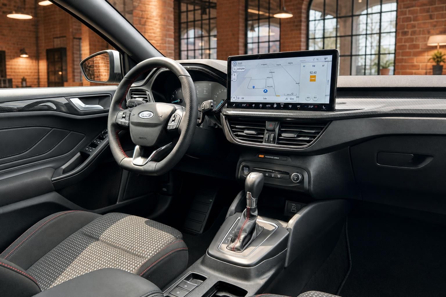 Ford Cockpit mit Touchscreen Navigation und Automatikschaltung