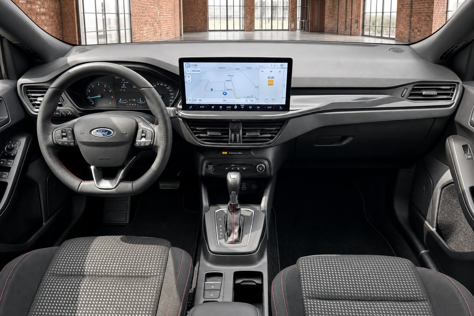 Ford Cockpit Frontansicht mit Lenkrad und Infotainment Display