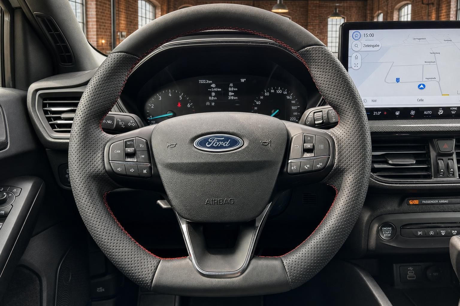 Ford Lenkrad Nahaufnahme mit Bedienelementen und Tachoanzeige