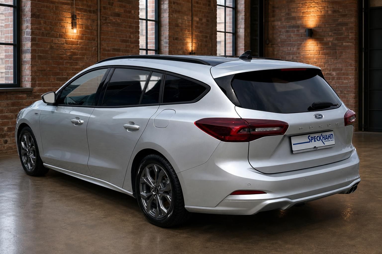 Ford Focus Turnier silber Heck-Seitenansicht mit Panoramadach im Showroom