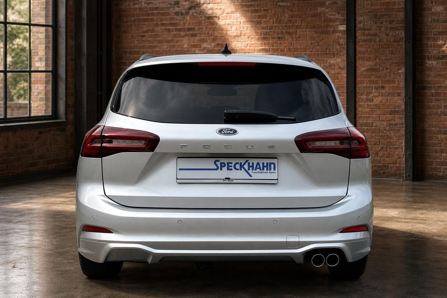 Ford Focus Turnier silber Heckansicht mit Doppelauspuff und LED-Rueckleuchten