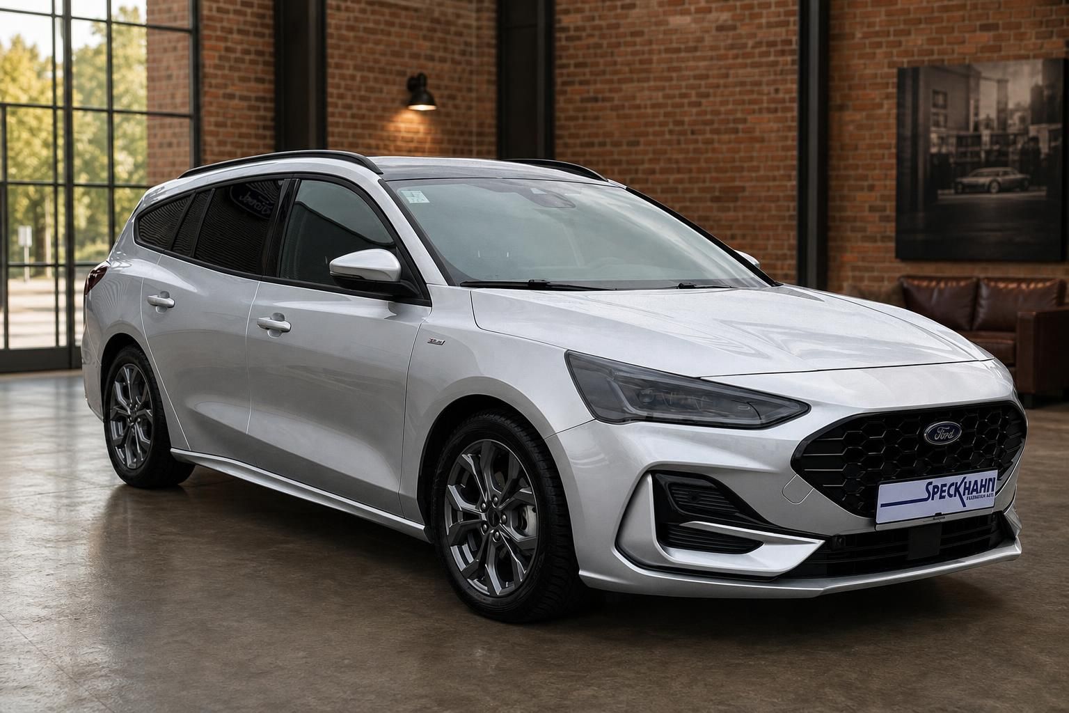 Ford Focus Turnier silber Frontansicht seitlich im Autohaus mit Ledersofa