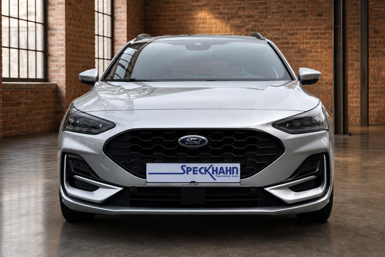 Ford Focus Frontansicht in Silber, geparkt in moderner Loft-Halle