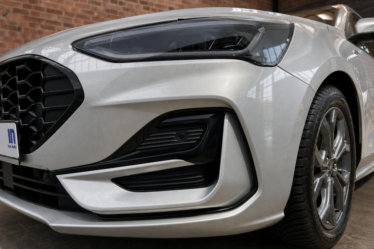 Ford Focus Detailansicht Frontstoßstange und Scheinwerfer in Silber