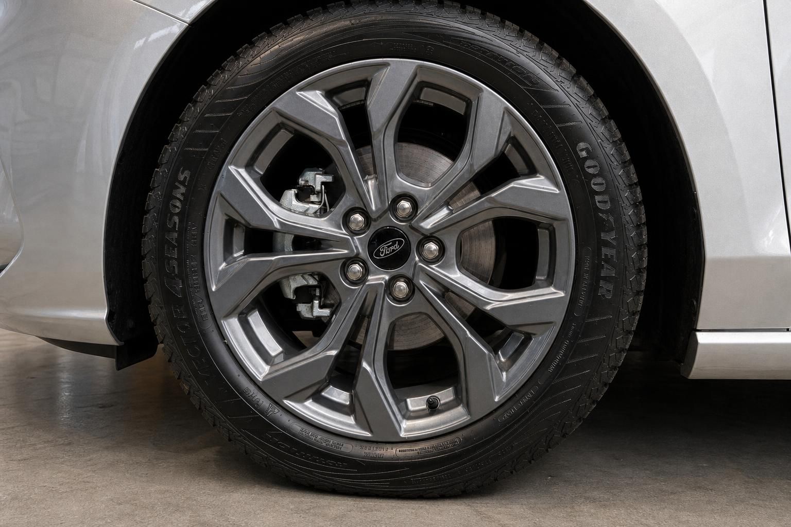 Ford Focus Nahaufnahme Leichtmetallfelge mit Goodyear Reifen