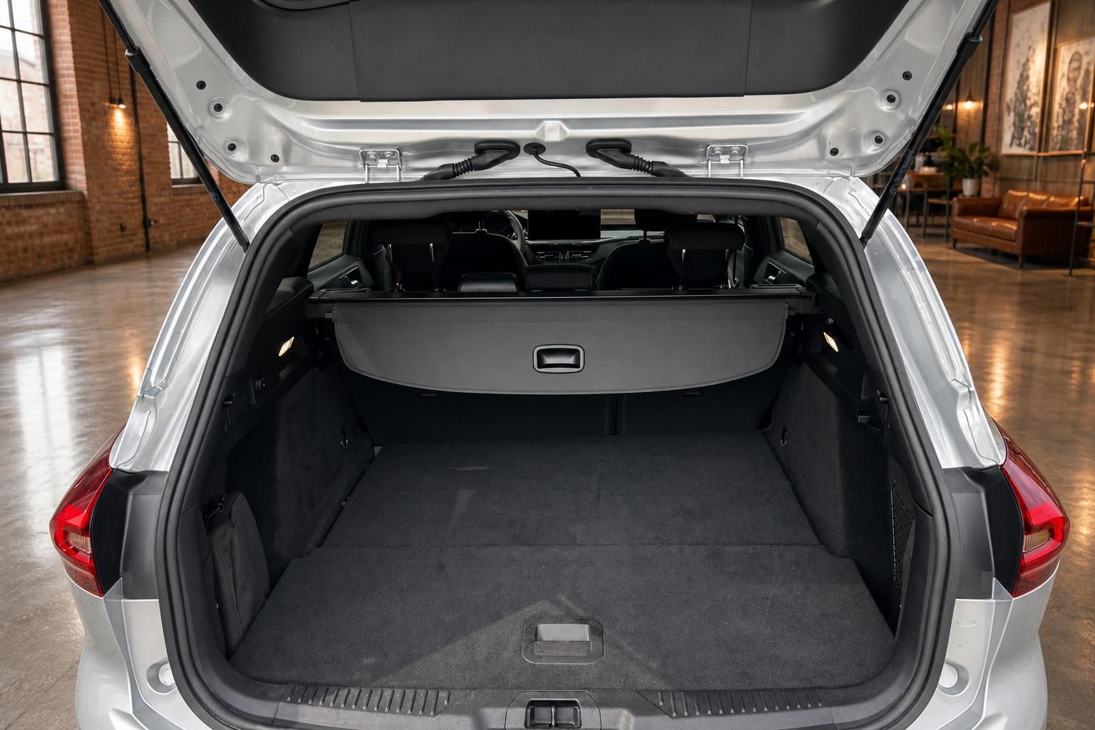 Ford Focus Kombi Kofferraum mit geöffneter Heckklappe, viel Stauraum