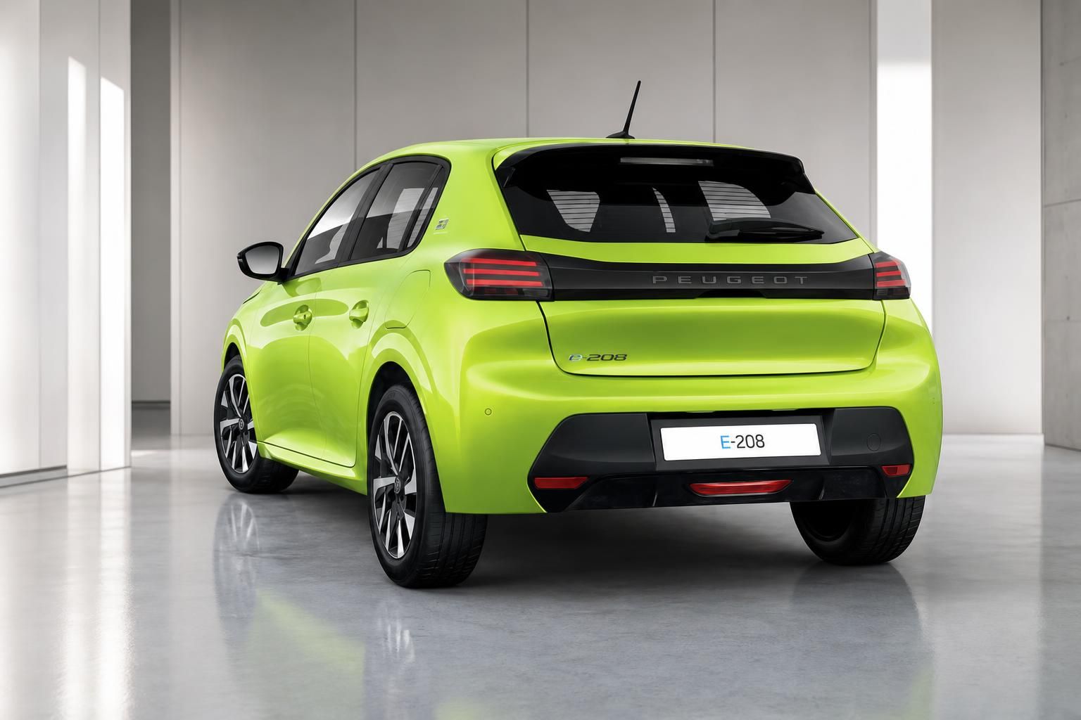 Peugeot E-208 in Gruen, Heckansicht im Showroom