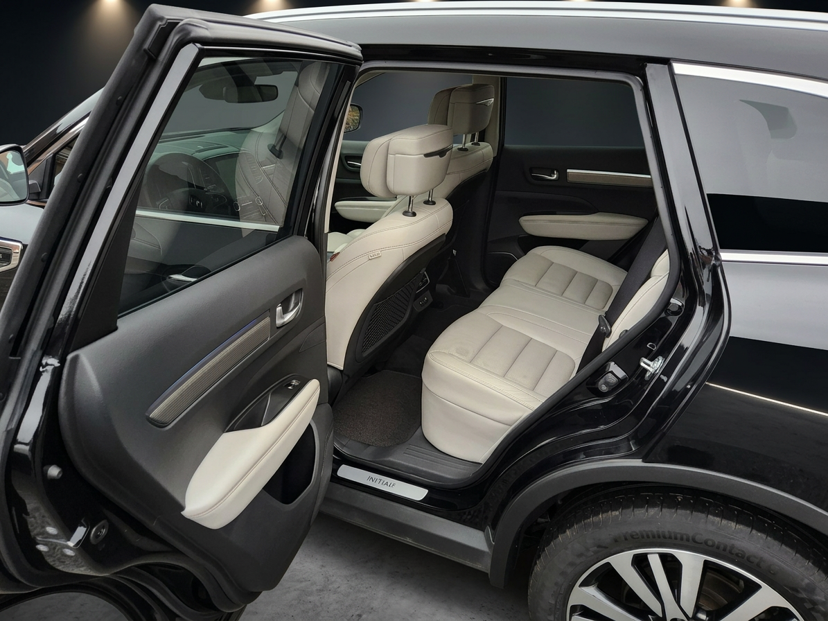 Schwarzer Renault Initiale SUV mit geöffneter Hintertür und beigem Lederinterieur im Showroom