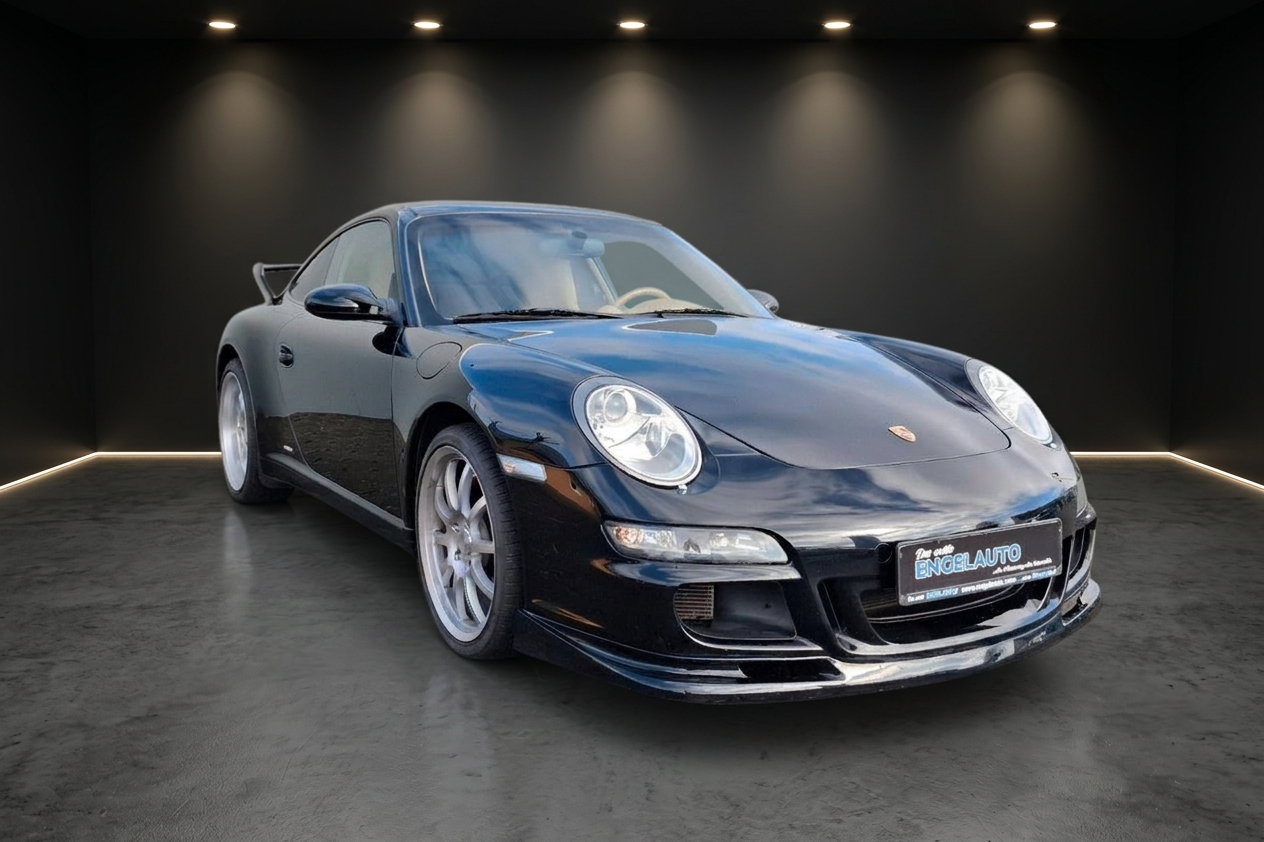 Schwarzer Porsche 911 (997) Coupé in schwarzer Showroom-Umgebung – Engelauto