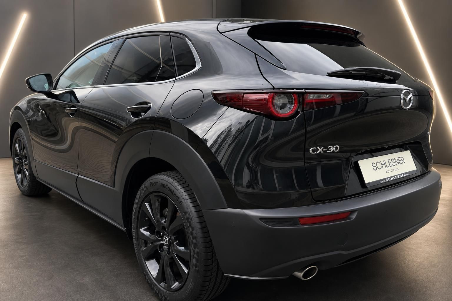 Mazda CX-30 schwarz Heck- und Seitenansicht im Autohaus Schlesner