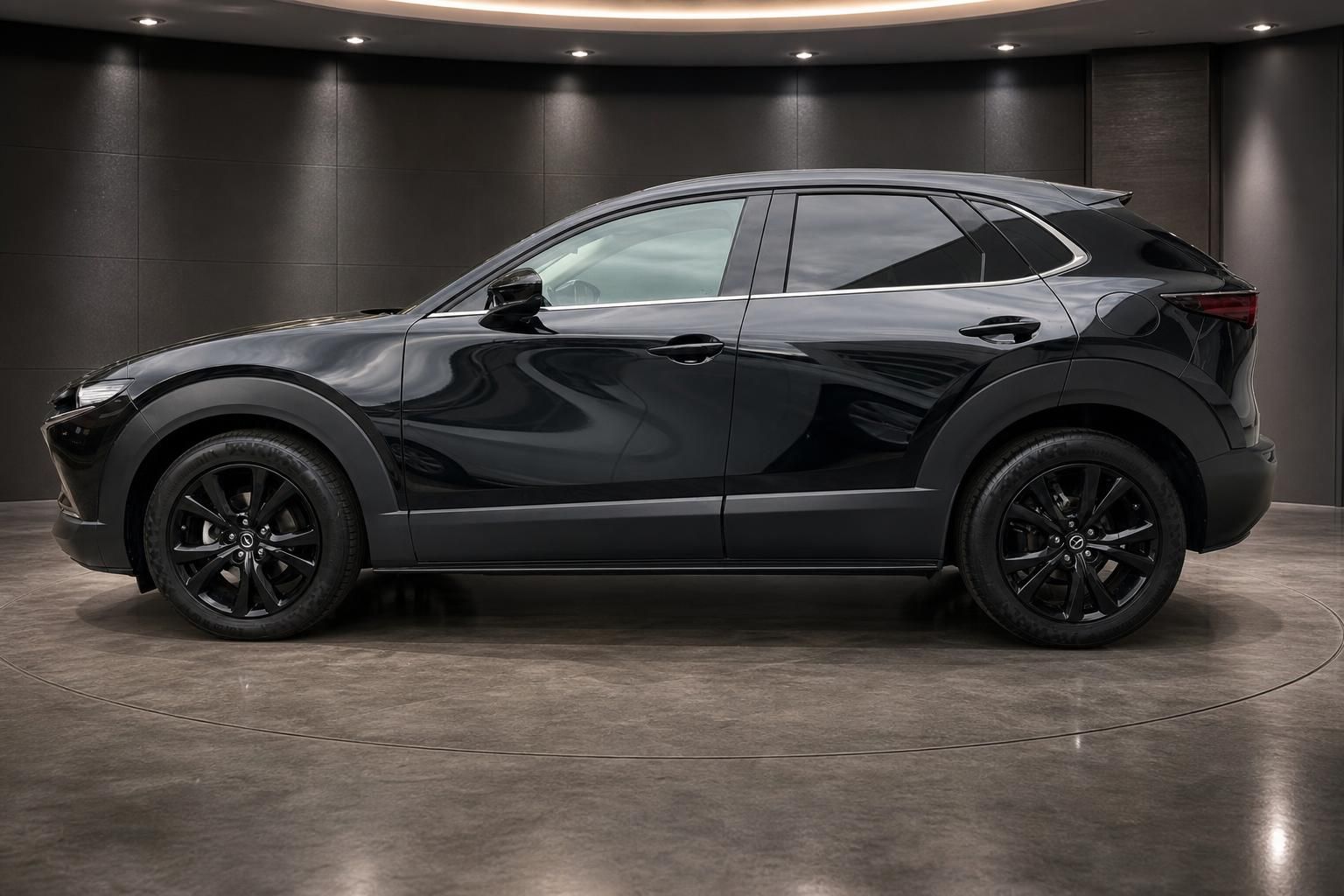 Mazda CX-30 schwarz Seitenansicht mit schwarzen Alufelgen