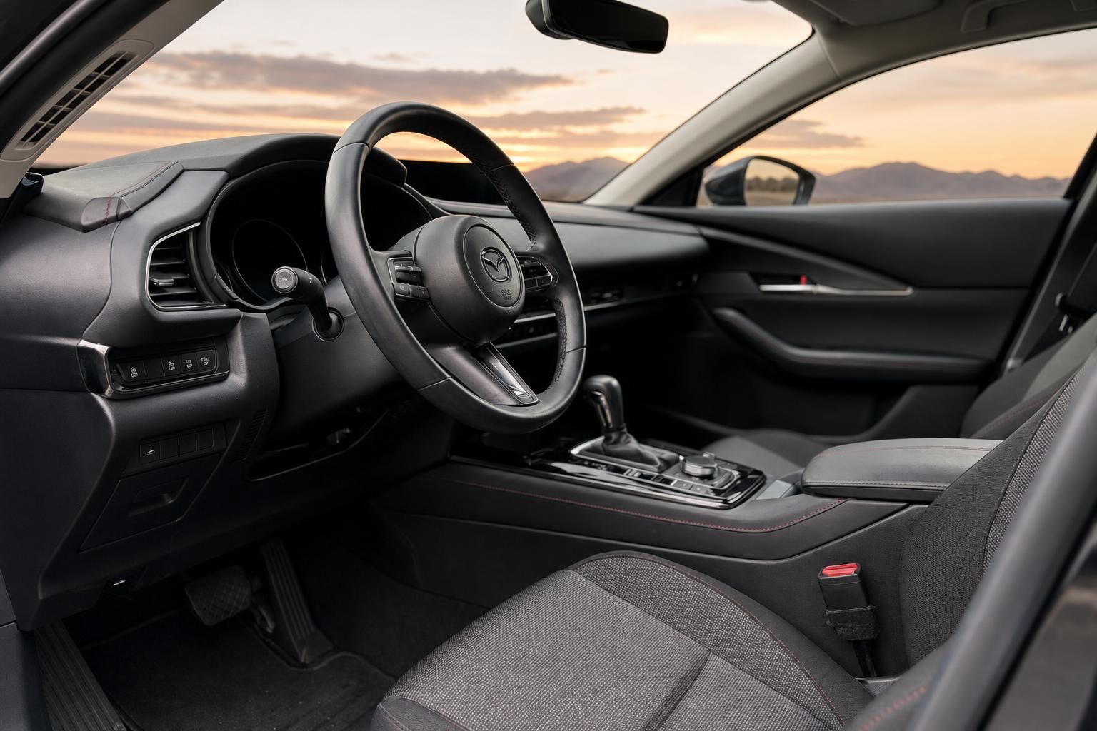 Mazda Innenraum mit Lenkrad und Sitzen bei Sonnenuntergang