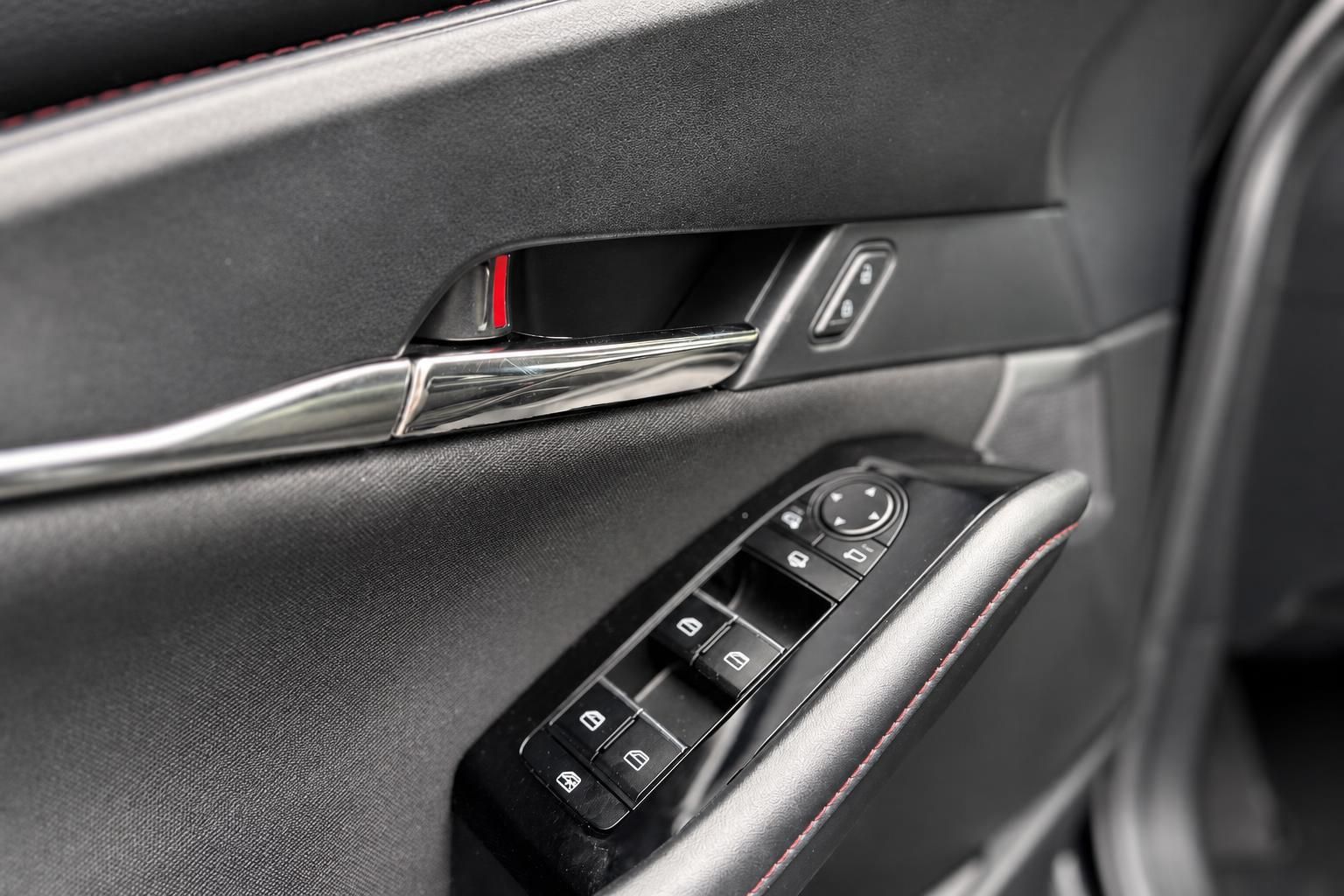 Mazda Tuergriff und Fensterheber-Bedienfeld im Detail