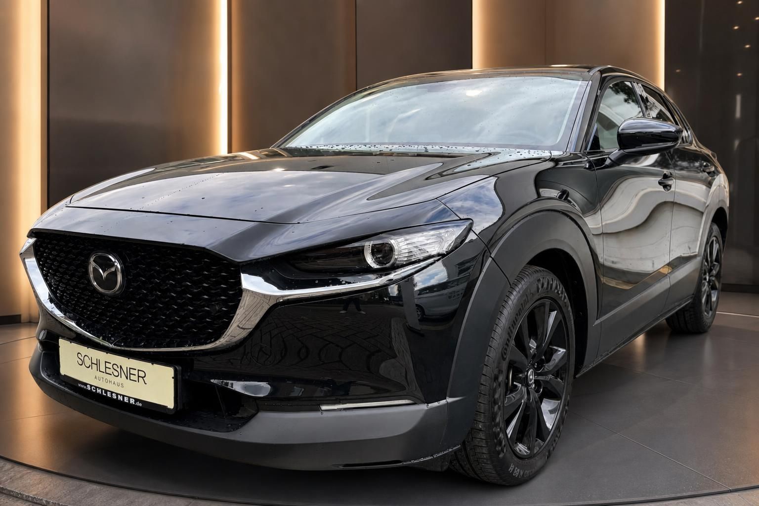 Mazda CX-30 schwarz Frontansicht seitlich im Autohaus Schlesner