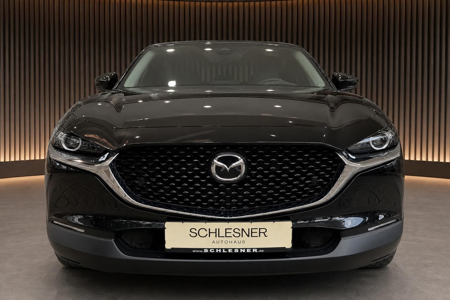 Mazda CX-30 schwarz Frontansicht mit Kühlergrill im Showroom