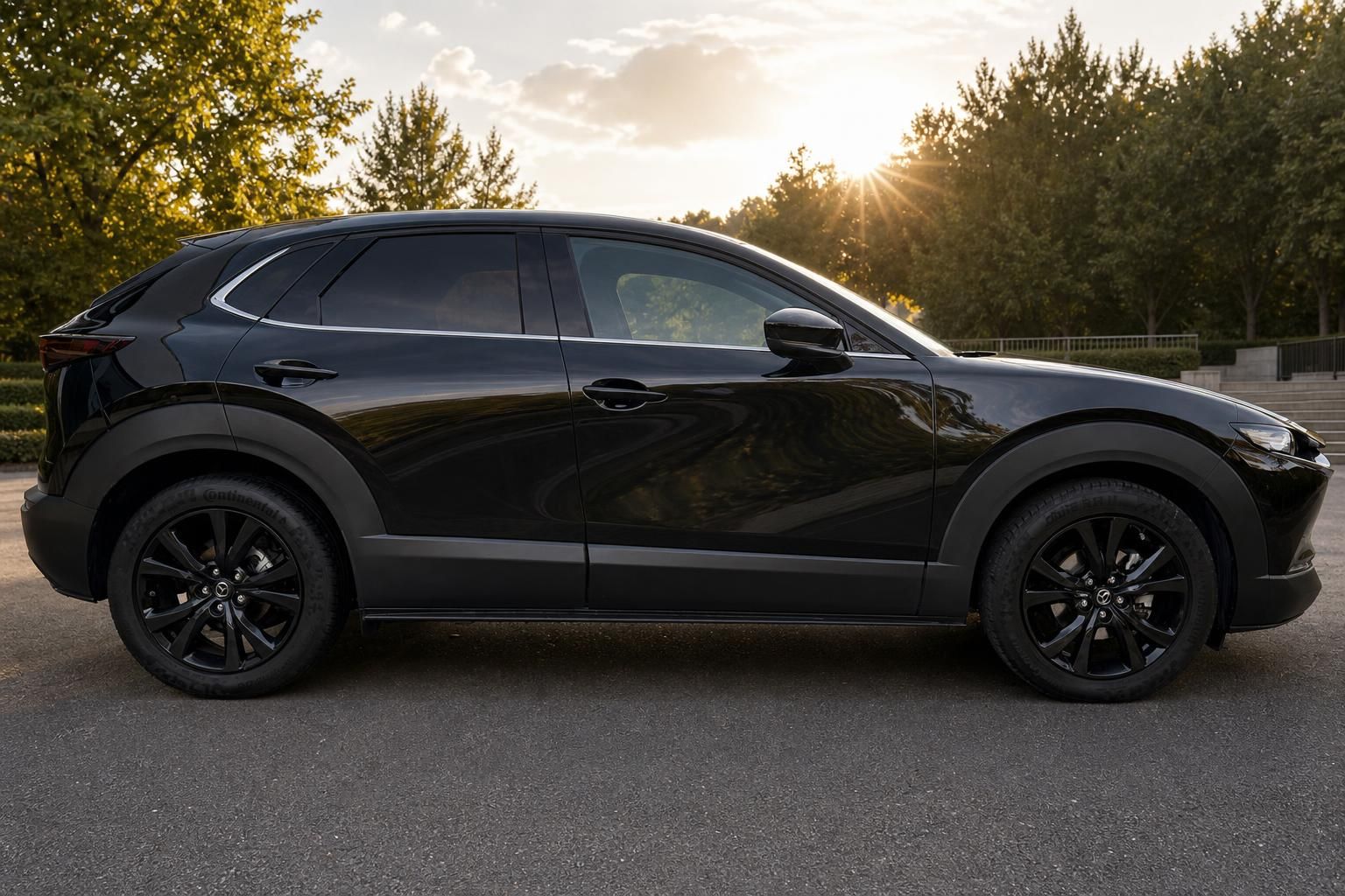Mazda CX-30 schwarz Seitenansicht bei Sonnenuntergang im Freien