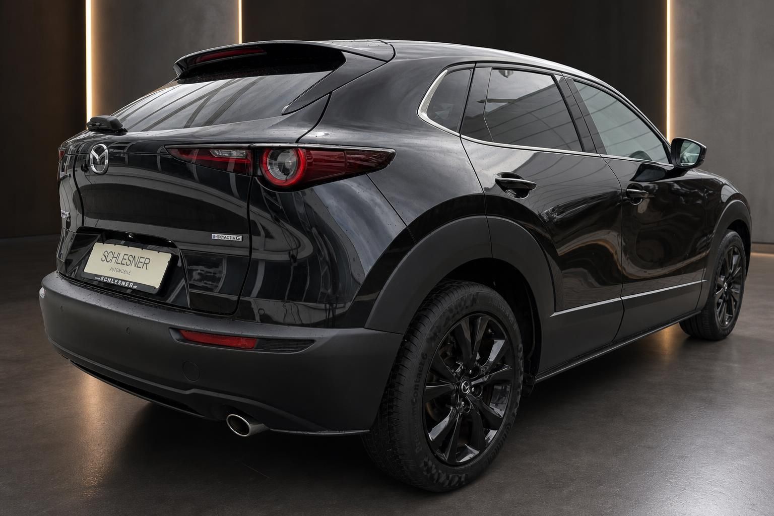 Mazda CX-30 schwarz Heckansicht mit Rückleuchten im Showroom