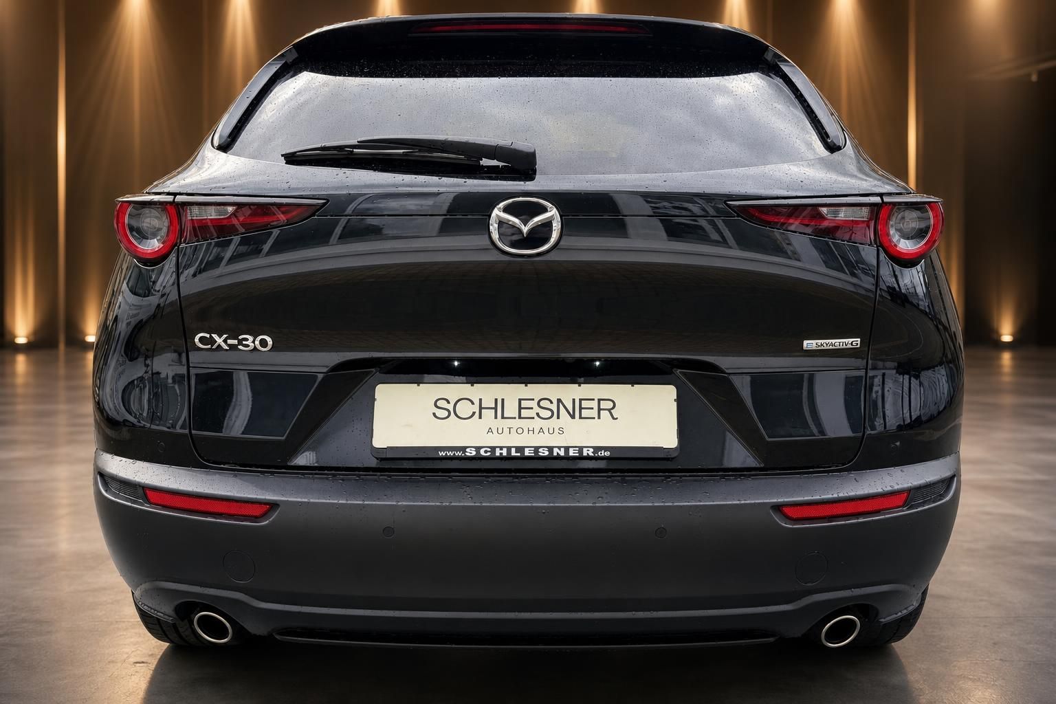 Mazda CX-30 schwarz Heckansicht mit LED-Rückleuchten im Autohaus