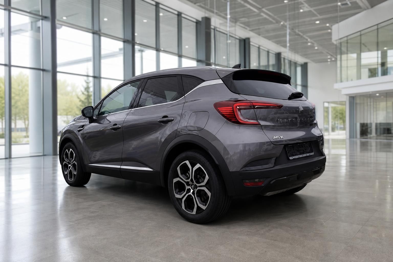 Mitsubishi ASX in Grau, Heckansicht im Autohaus-Showroom