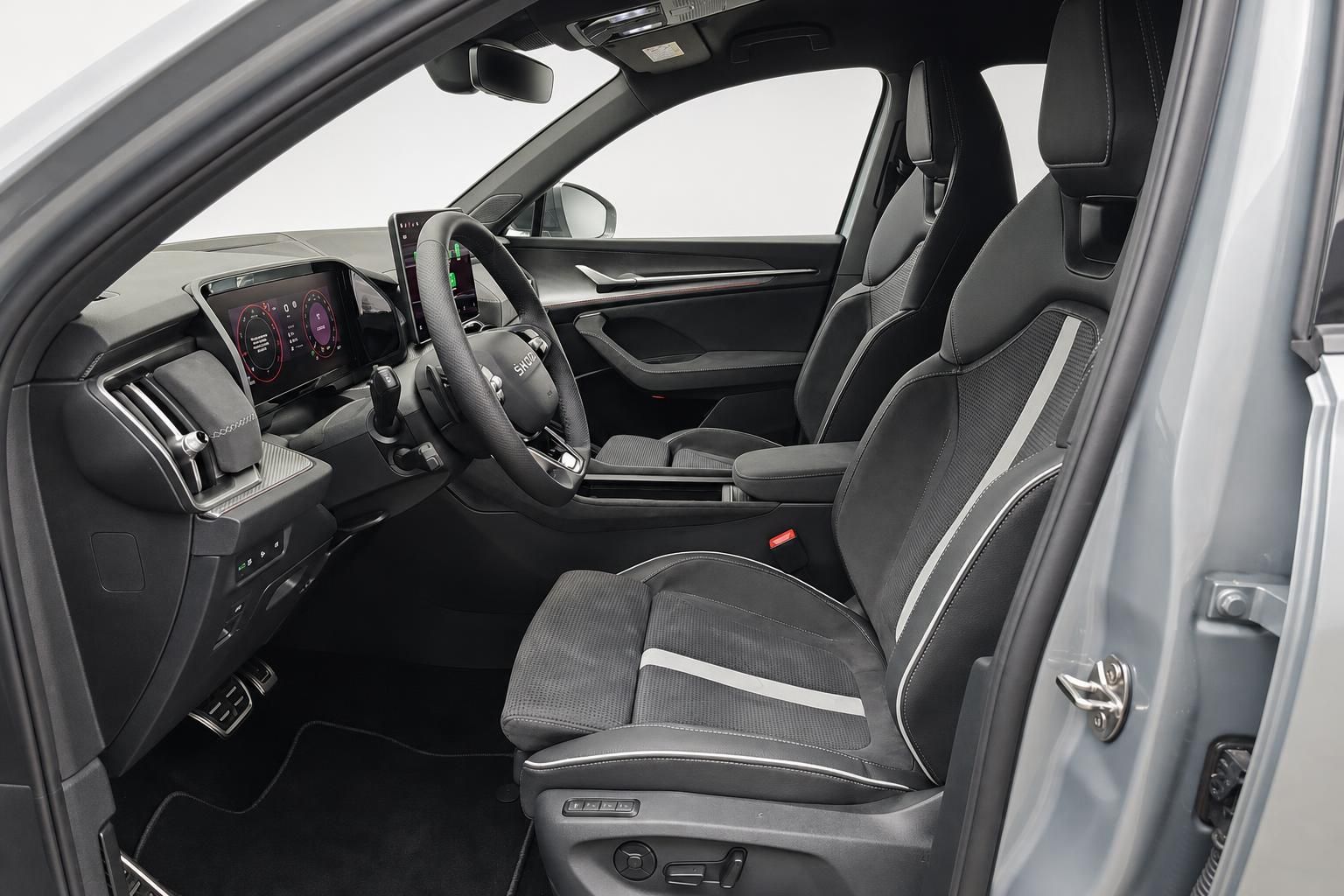 Innenraum Skoda mit schwarzen Sportsitzen und Cockpit