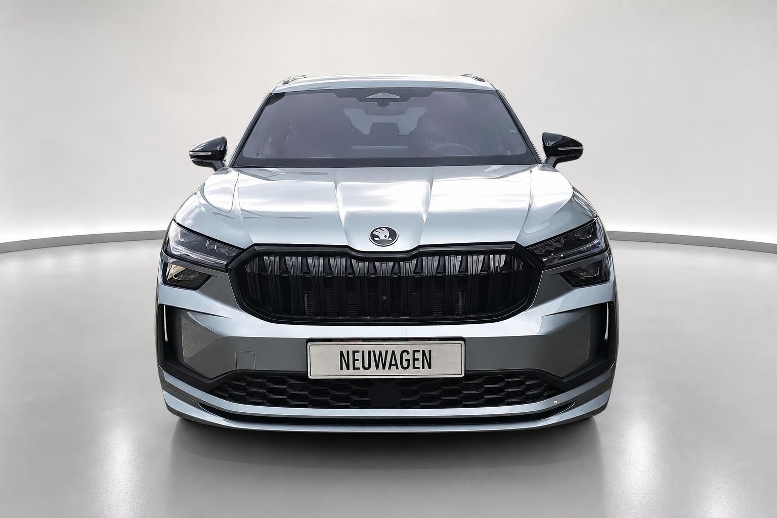 Skoda Kodiaq Frontansicht silber mit markantem Kühlergrill und LED-Scheinwerfern