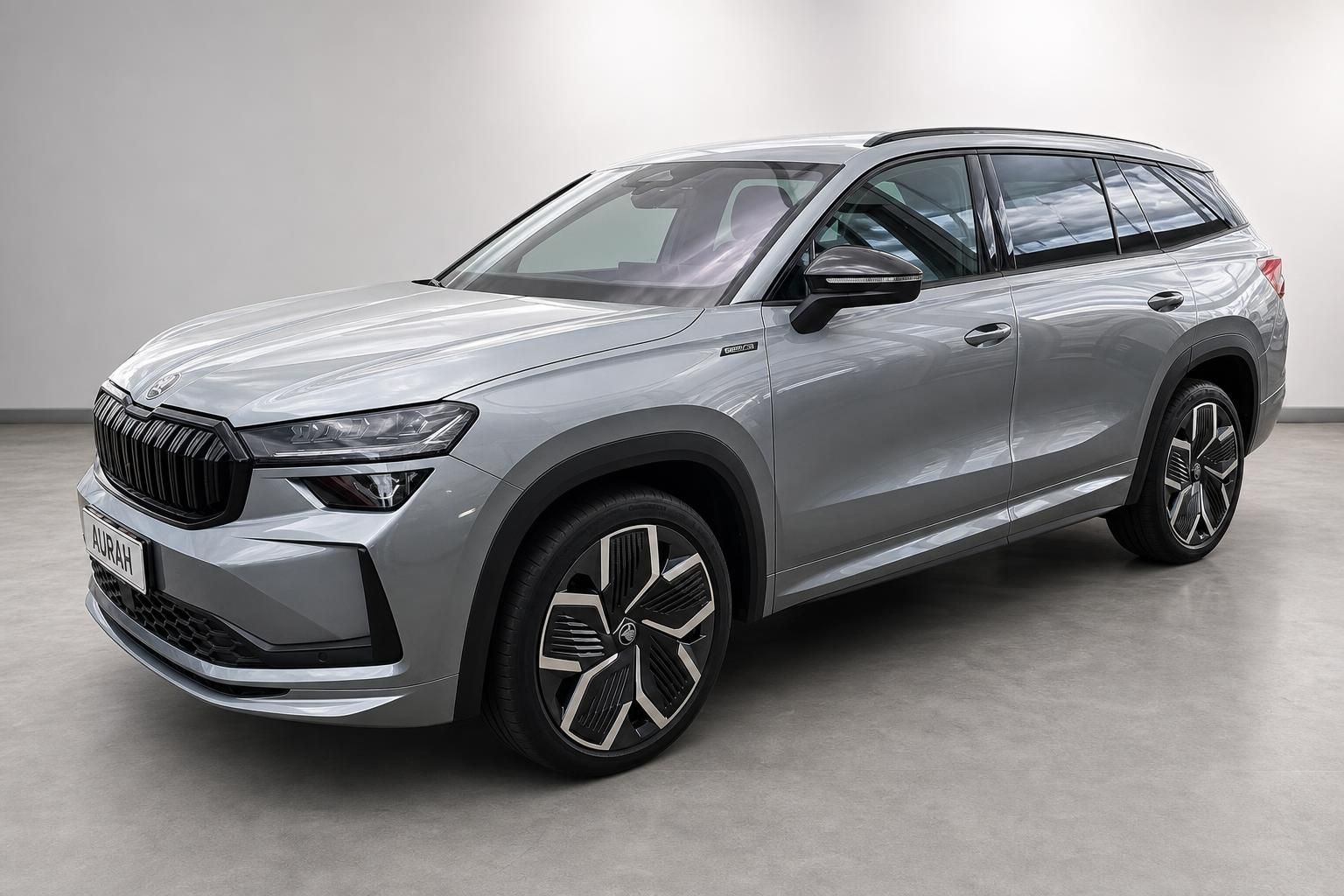 Skoda Kodiaq Frontansicht seitlich in Silber mit dynamischem Design