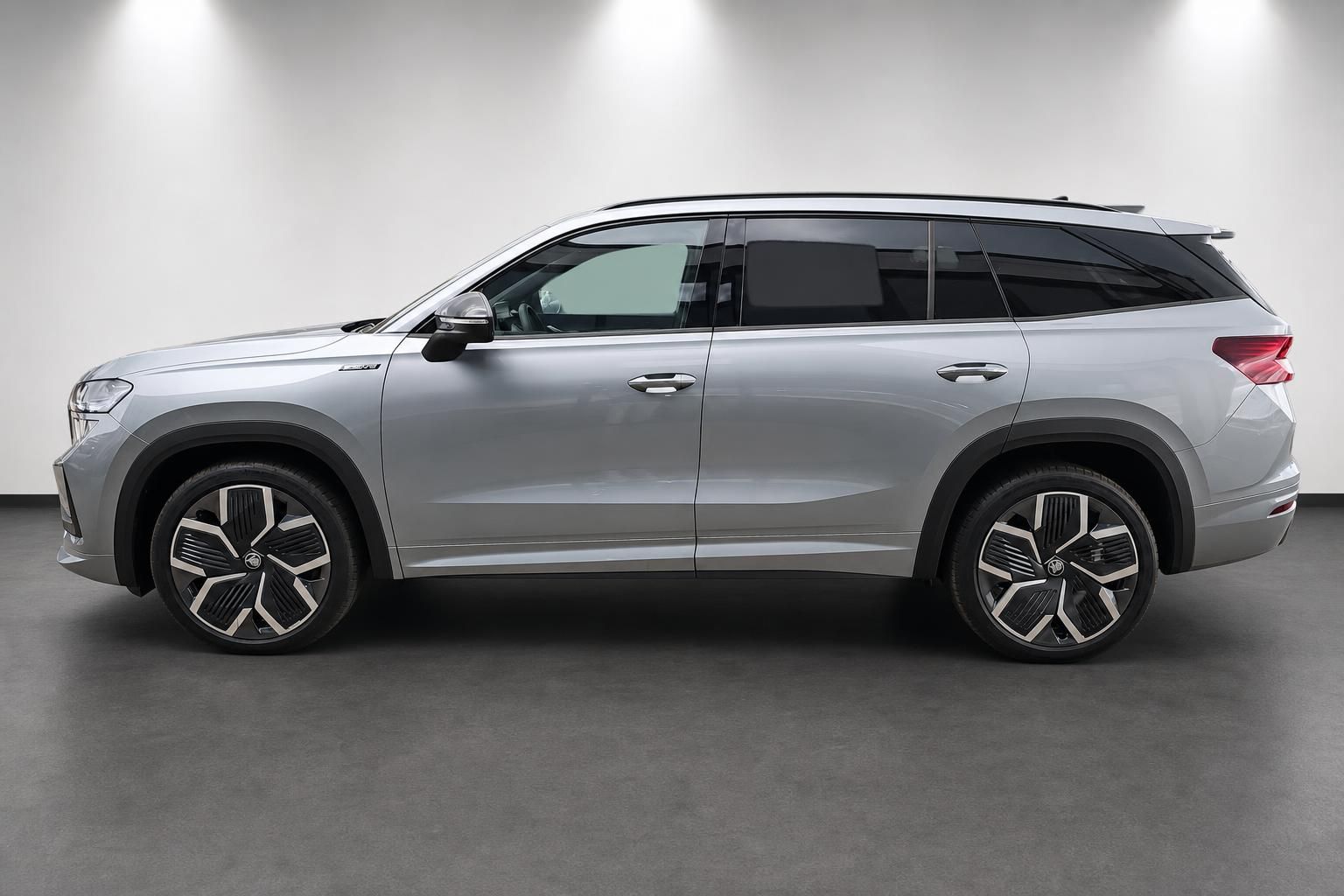 Skoda Kodiaq Seitenansicht in Silber mit sportlichen Felgen im Studio