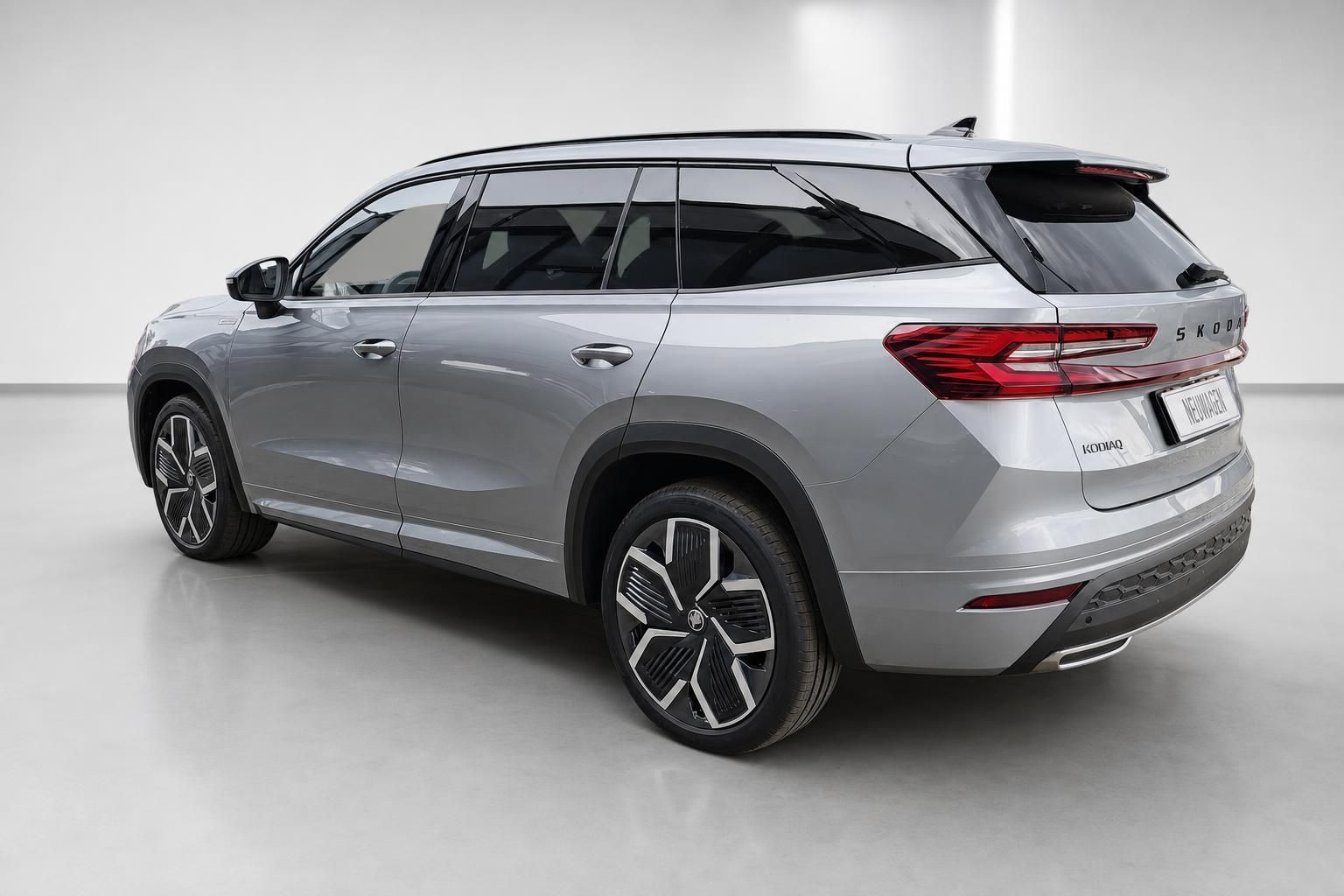 Skoda Kodiaq Heckansicht silber mit LED-Rückleuchten und Panoramadach