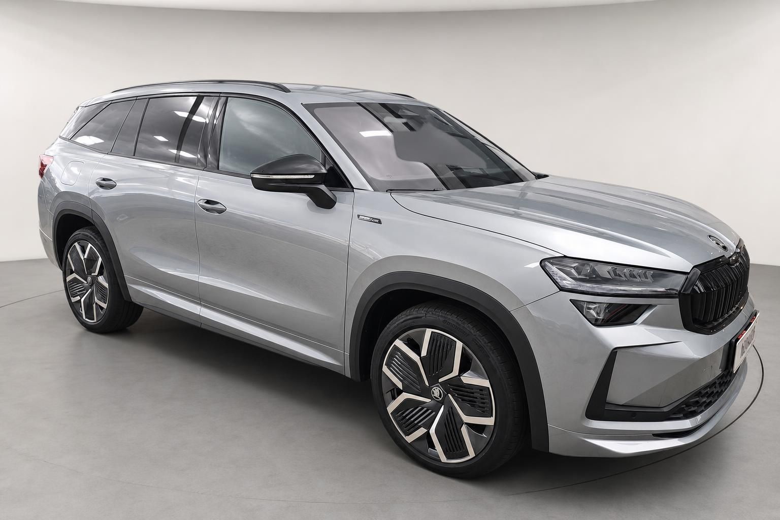 Skoda Kodiaq Silber, Frontansicht schraeg mit Kuehlergrill