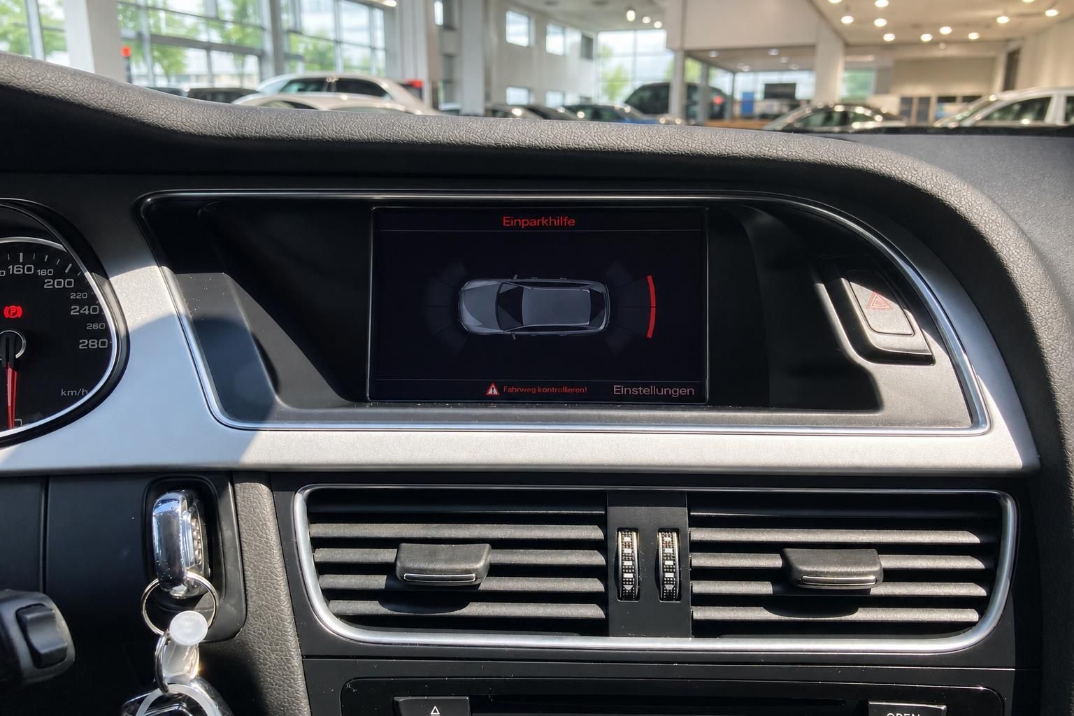 Audi Innenraum Mittelkonsole mit MMI-Display und aktiver Einparkhilfe-Anzeige