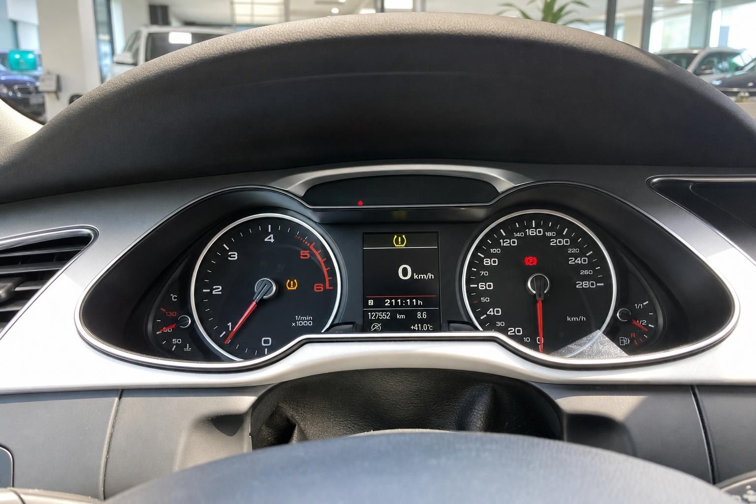 Audi Kombiinstrument mit Tachometer, Drehzahlmesser und 127.552 km Kilometerstand