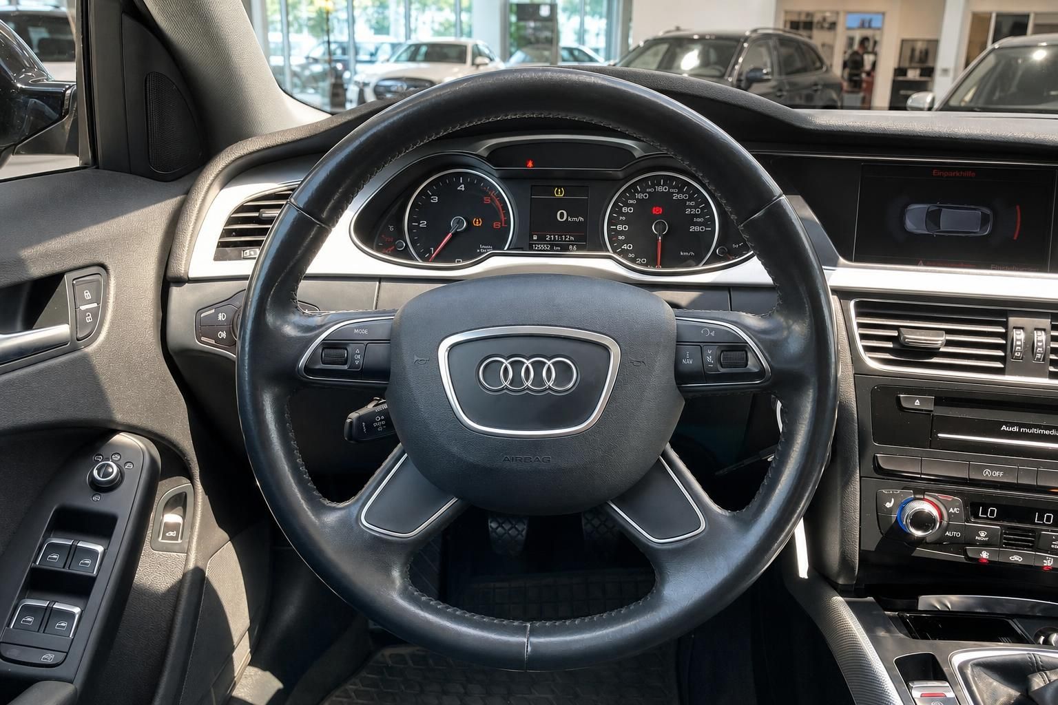 Audi Lenkrad mit Vierring-Logo, Cockpit und Mittelkonsole mit Klimaanlage