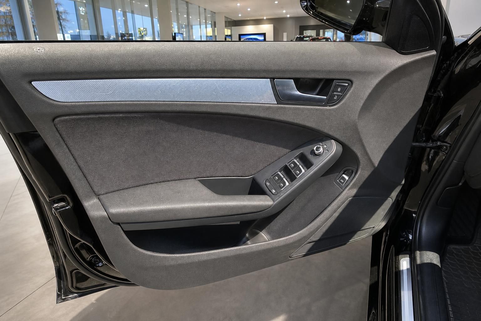 Audi Fahrzeuginnenraum Fahrertür mit Türverkleidung und elektrischen Fensterhebern