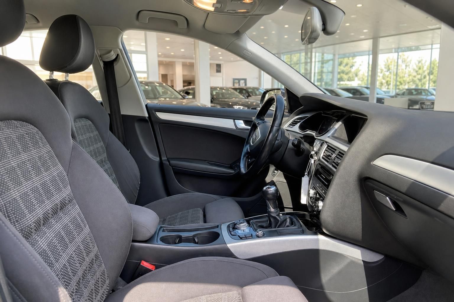 Audi A4 Innenraum Vordersitze mit Stoffbezug, Mittelkonsole und Schaltgetriebe