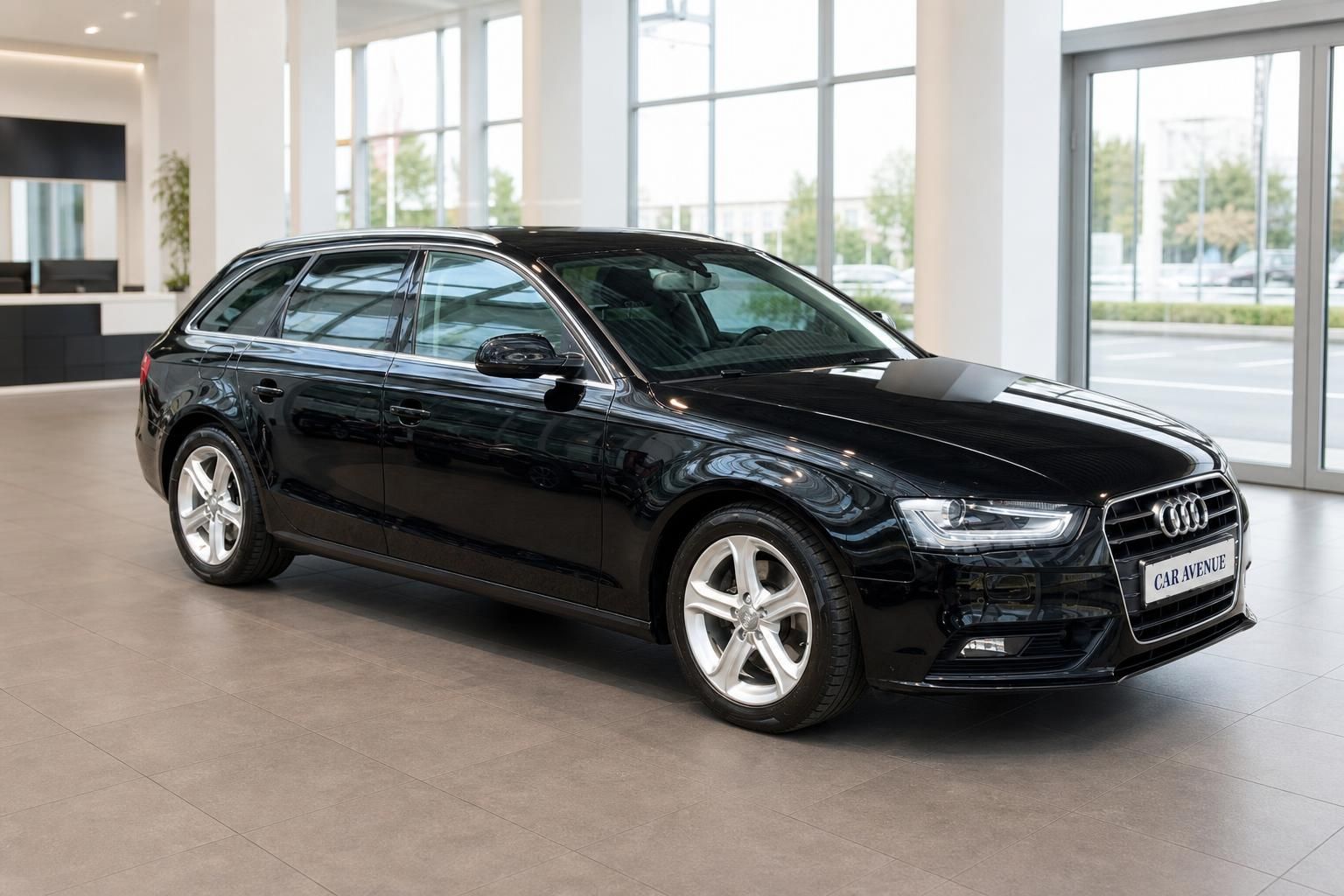 Audi A4 Avant schwarz Seitenansicht schräg rechts hinten im Autohaus – Gebrauchtwagen