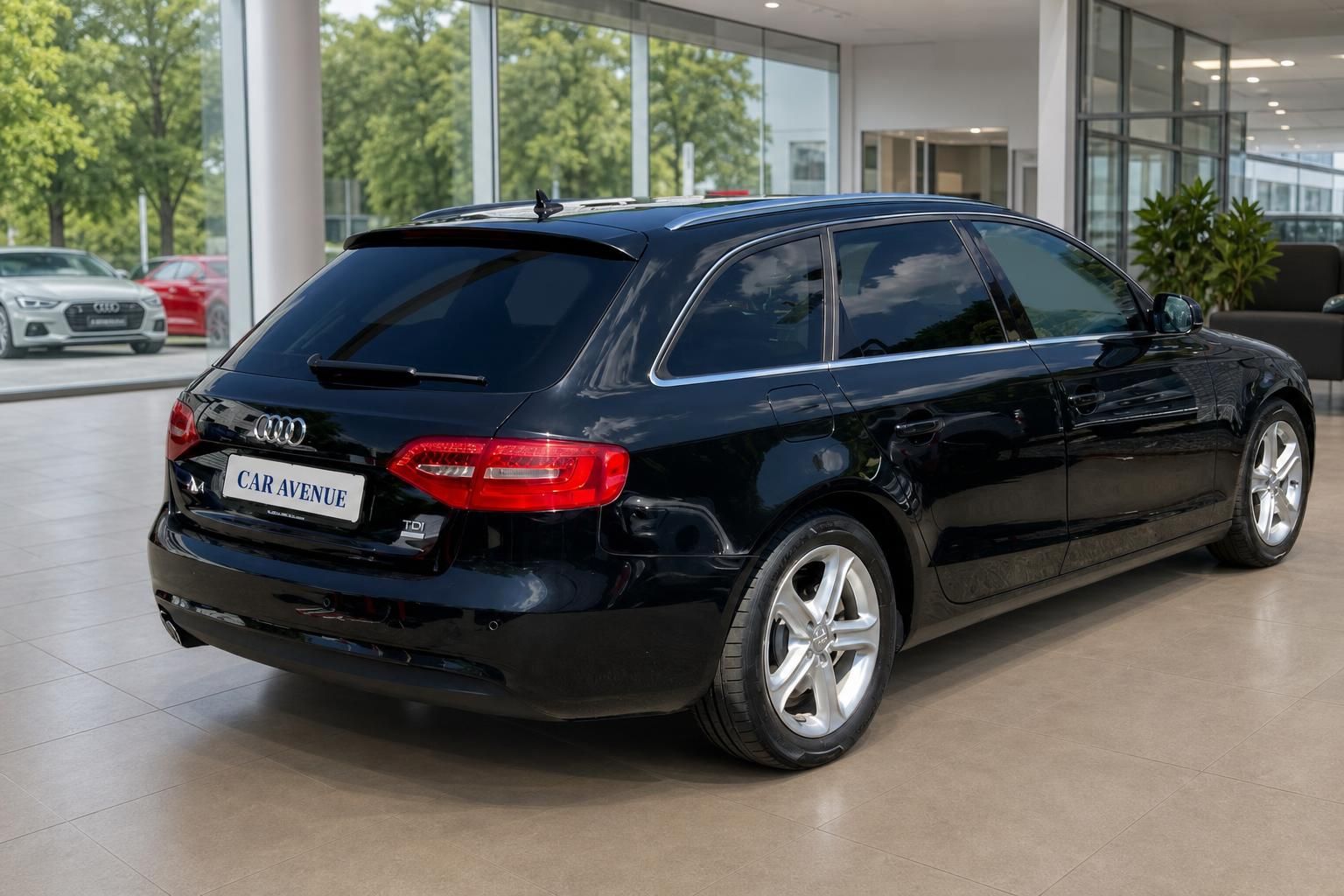 Audi A4 Avant schwarz Heckansicht schräg links im Autohaus – TDI Gebrauchtwagen