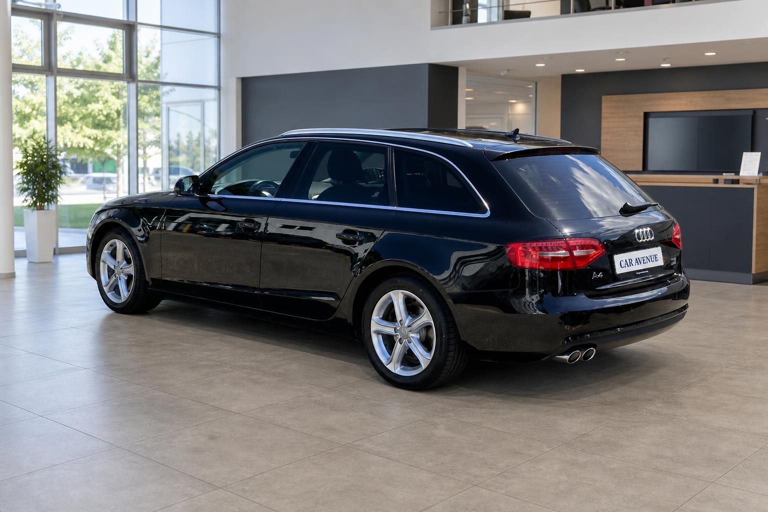 Audi A4 Avant schwarz Heckansicht schräg rechts im Autohaus – Kombi Gebrauchtwagen