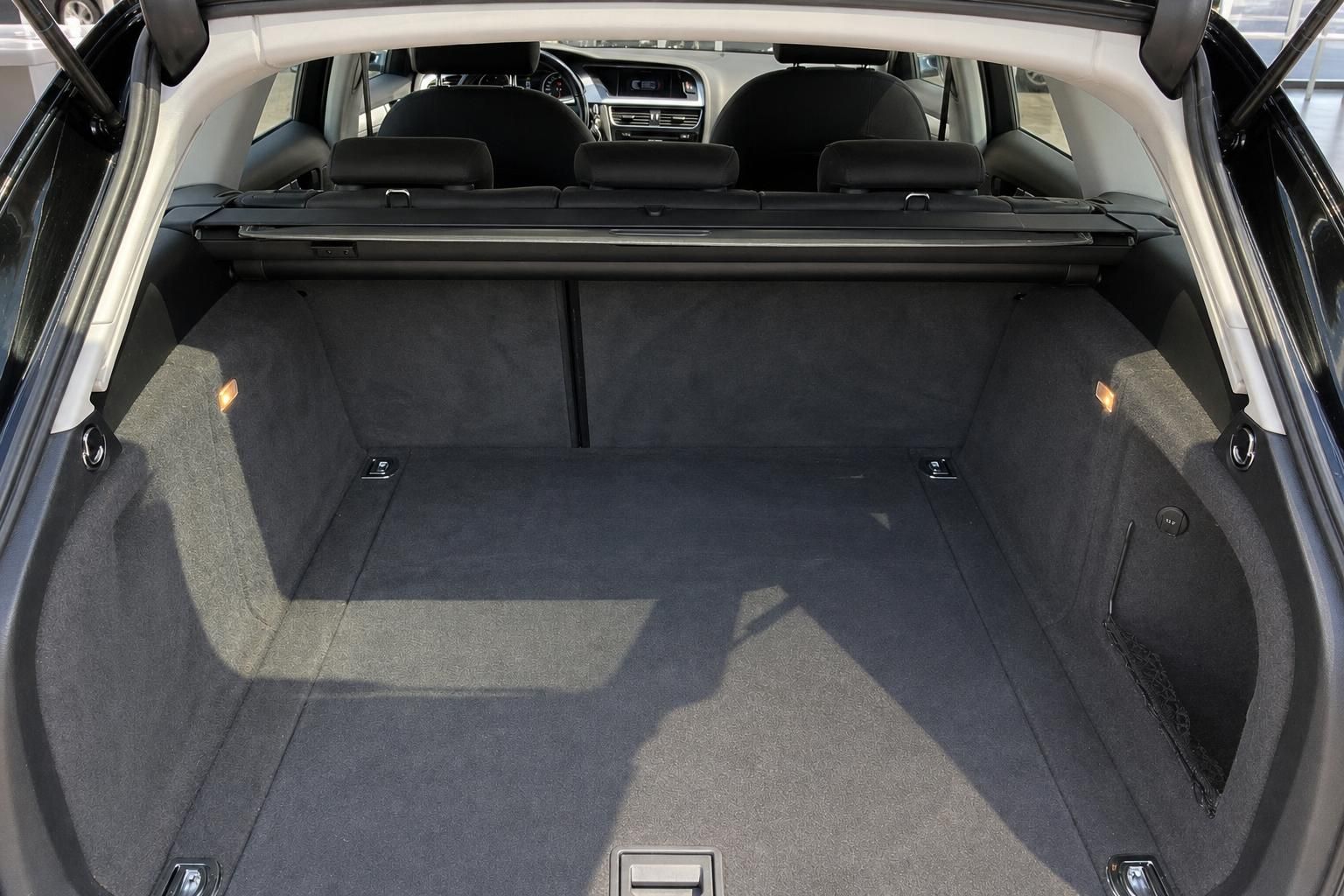 Audi A4 Avant Kofferraum geöffnet mit Laderaumabdeckung und großem Stauraum