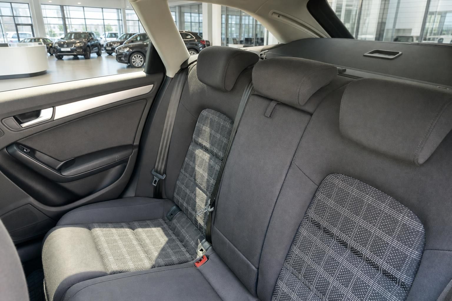 Audi A4 Innenraum Rücksitzbank mit Stoffbezug und Sicherheitsgurten im Autohaus