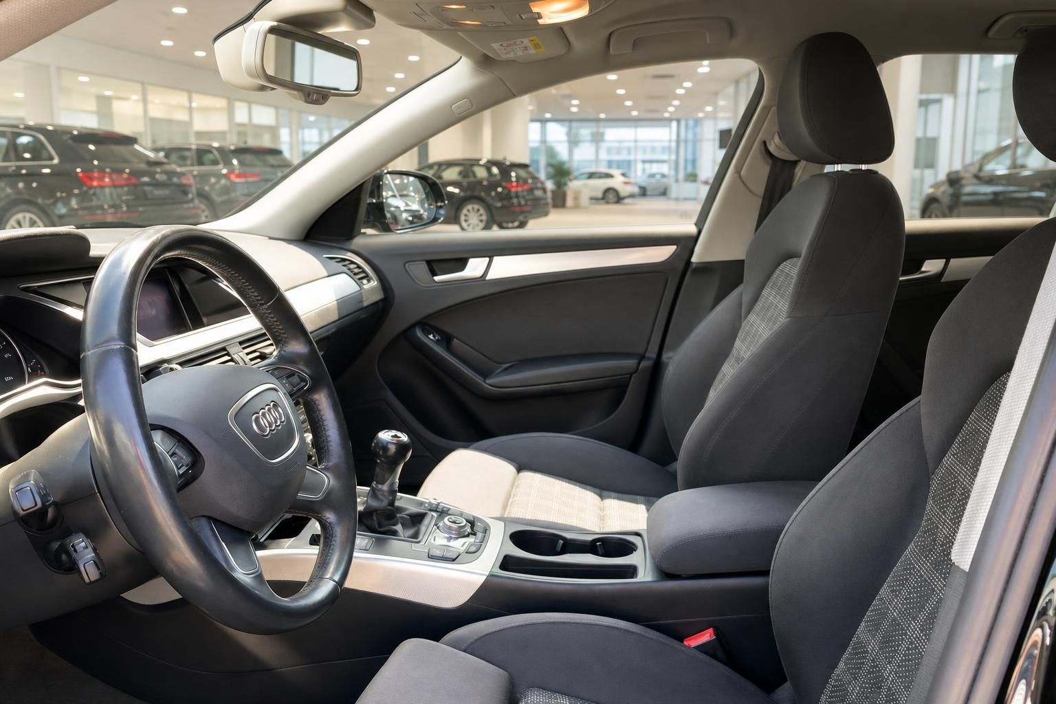 Audi A4 Innenraum Fahrerseite mit Lenkrad, Vordersitzen und Mittelkonsole