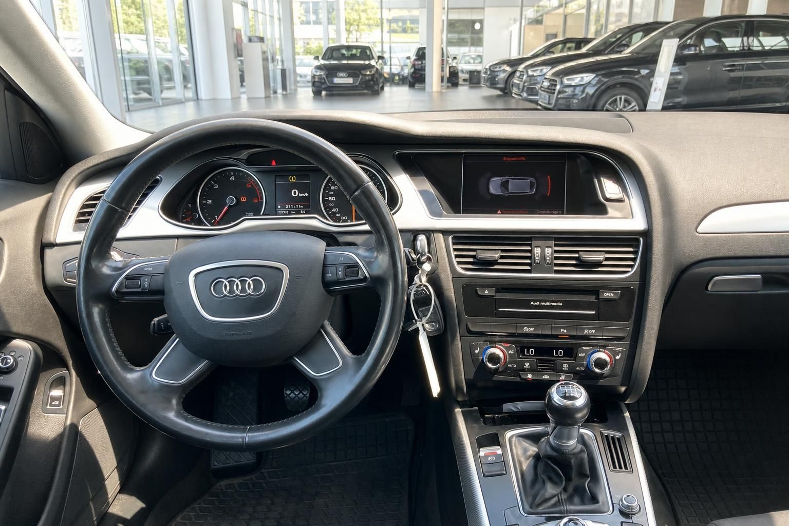 Audi A4 Cockpit mit Lenkrad, Tacho, MMI-Display und Schaltgetriebe