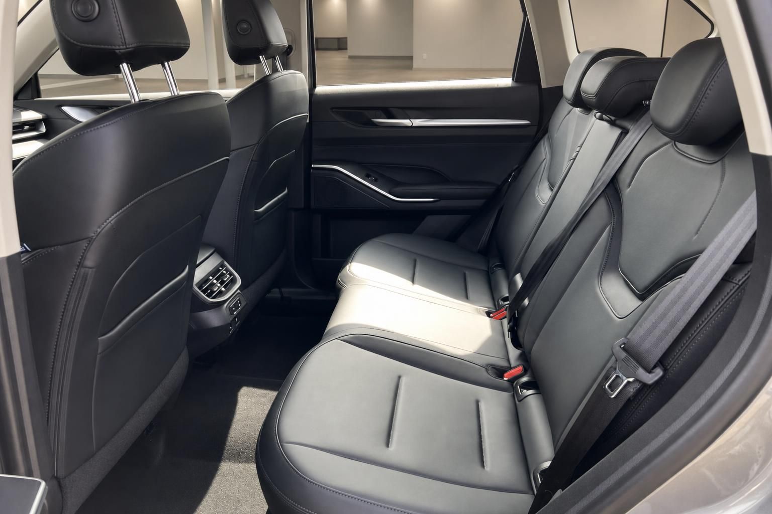 Geräumiger Fahrzeug-Innenraum mit schwarzen Ledersitzen und modernem Design