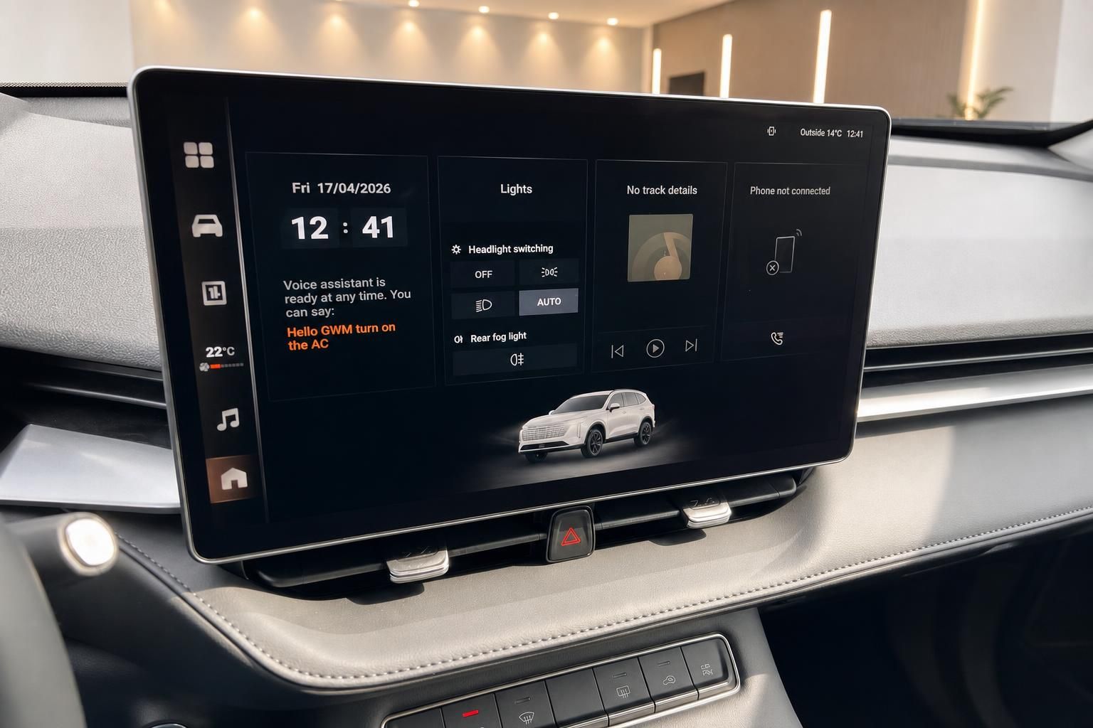 Großer Touchscreen im Fahrzeug-Innenraum mit Infotainment-System und Klimasteuerung