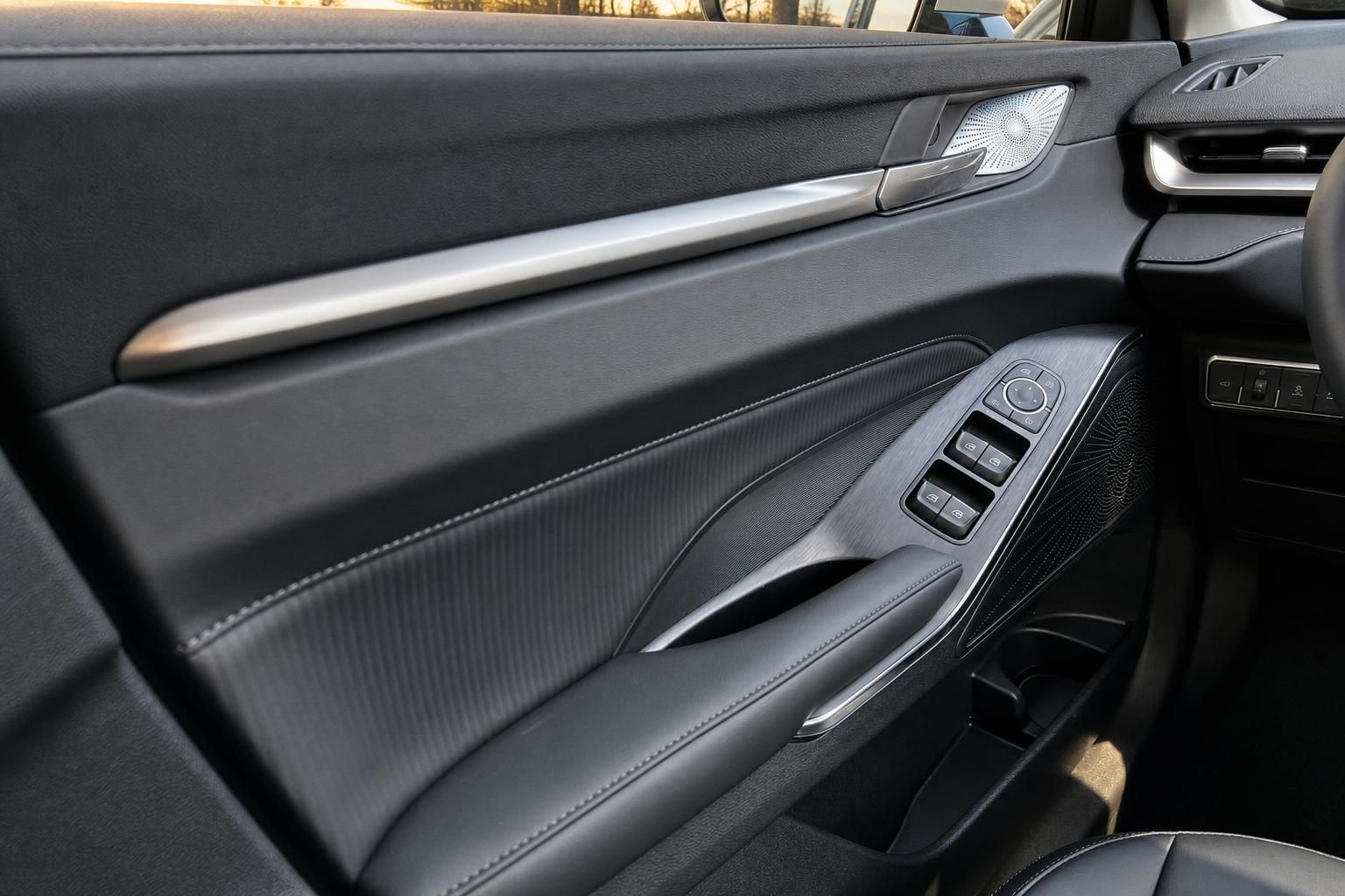 Elegante Fahrzeugtür-Innenverkleidung mit Fensterheber-Bedienung und Premium-Materialien