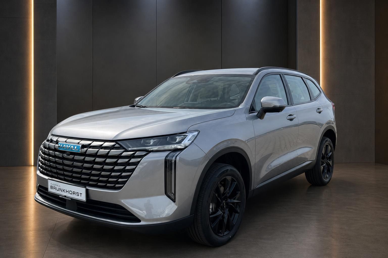 Haval H6 SUV in silber, Dreiviertel-Frontansicht im modernen Showroom
